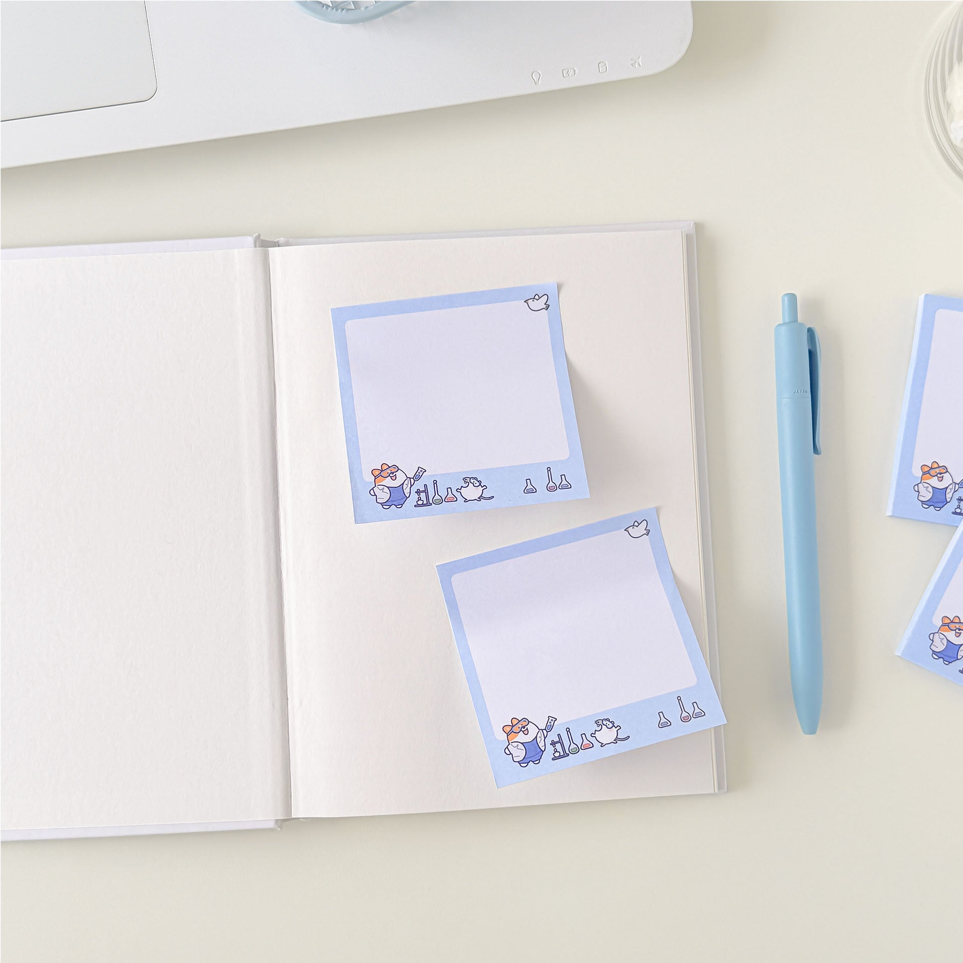 Cartoon lab animal sticky notes with a clean writing space, scientific equipment graphics, and soft blue stationery design.